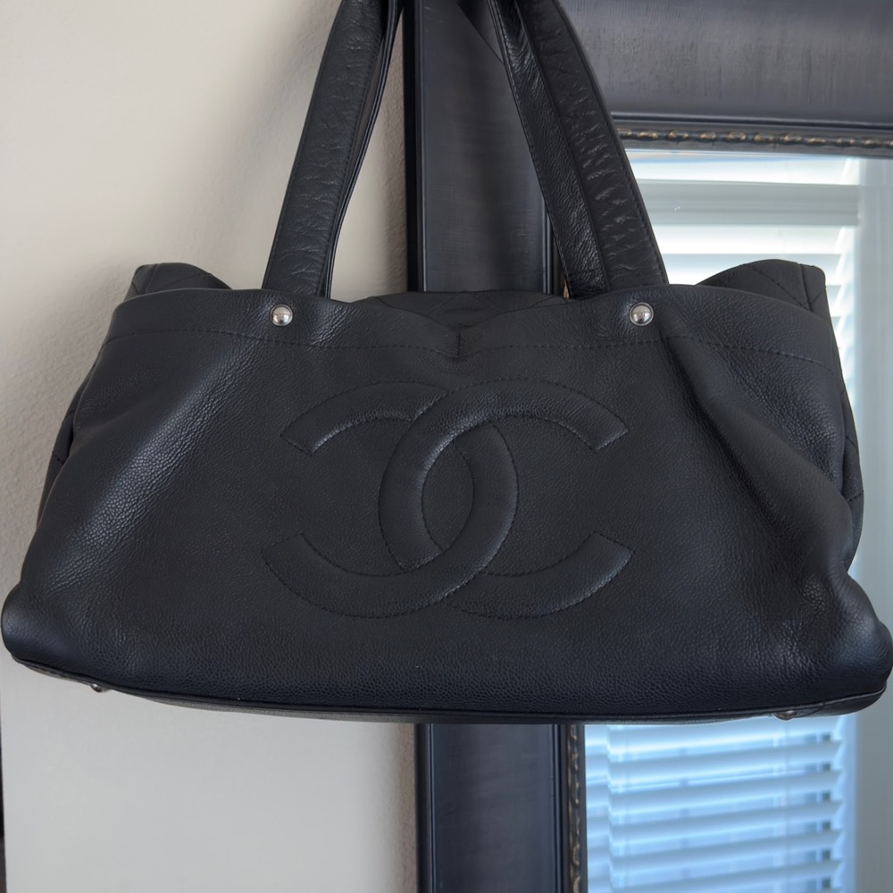 CHANEL Black Double C Logo Leather Shoulder Bag